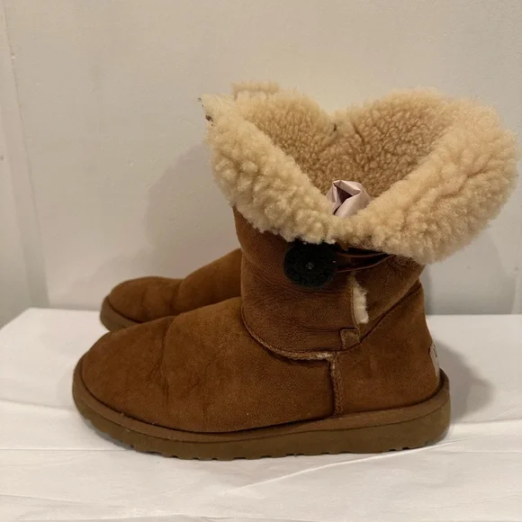 UGG Women's Bailey Button II Chestnut Boot - Picture 4 of 7